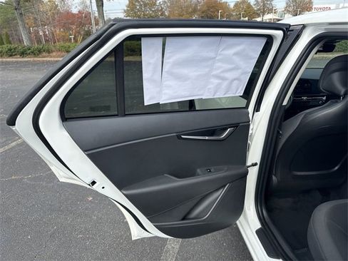 Certified 2025 Kia Niro LX image 25