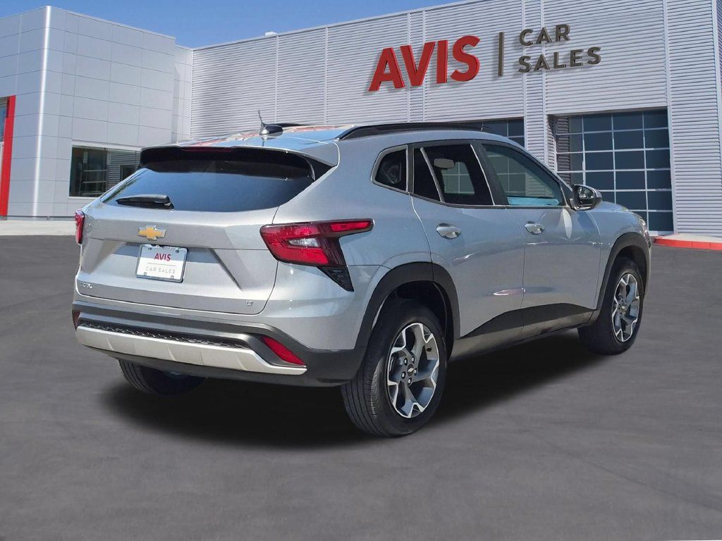 Used 2025 Chevrolet Trax LT w/ LT Convenience Package FWD image 5
