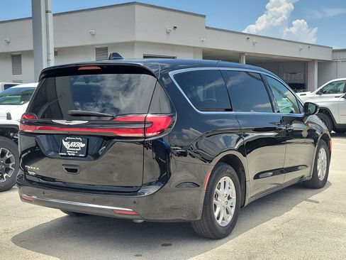 Used 2025 Chrysler Pacifica Select FWD image 4