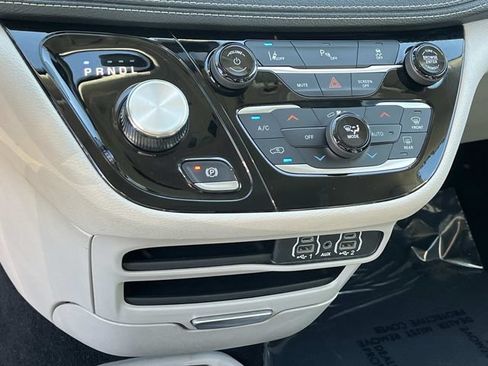 Used 2024 Chrysler Pacifica Limited FWD image 35