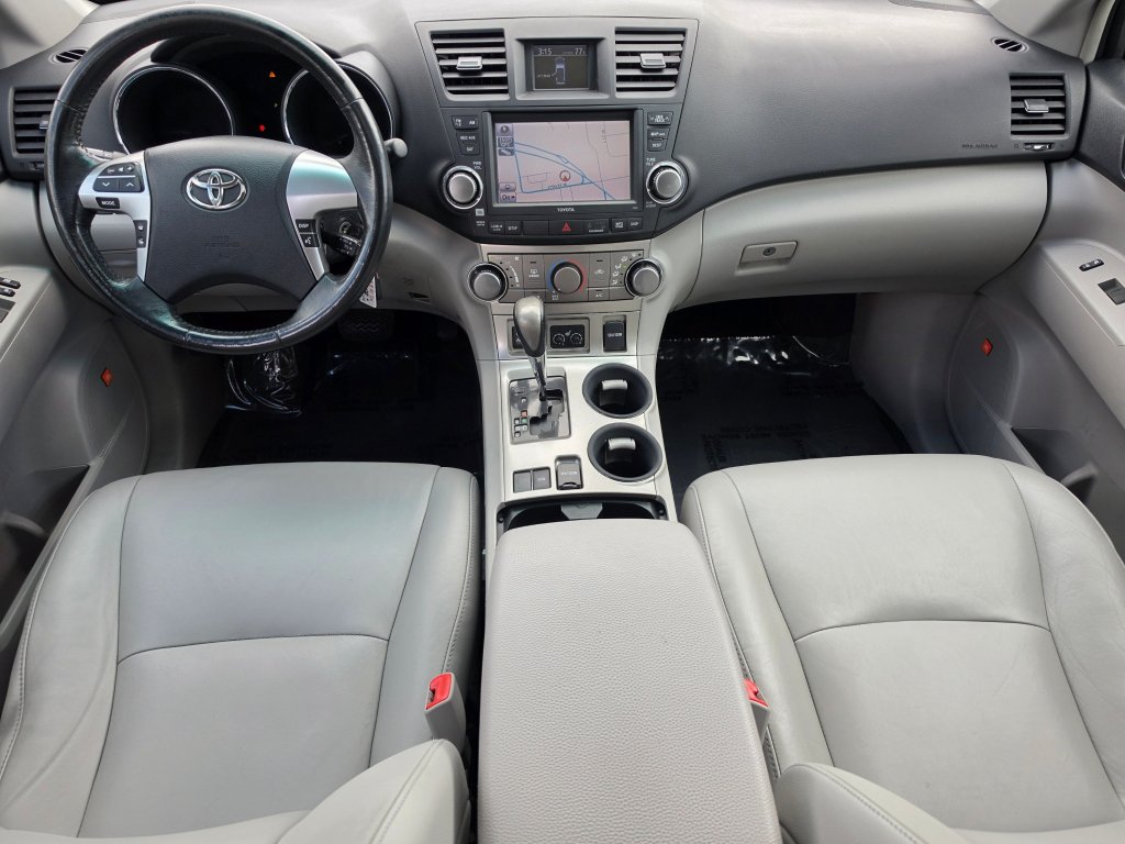 Used 2011 Toyota Highlander SE w/ Tow Pkg FWD image 2