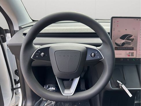 Used 2026 Tesla Model Y 2WD image 19