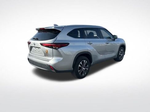 Used 2024 Toyota Highlander XLE image 5