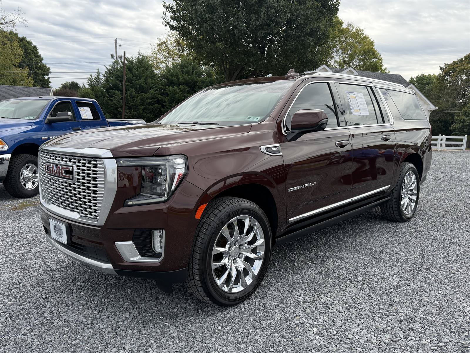 Used 2022 GMC Yukon XL Denali w/ Advanced Technology Package AWD/4WD image 6
