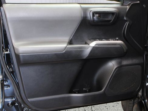 Used 2020 Toyota Tacoma SR5 RWD image 45