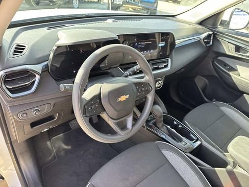 Used 2025 Chevrolet TrailBlazer LT FWD image 40