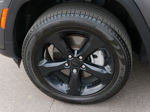 Used 2023 Jeep Grand Cherokee L Limited w/ Black Appearance Package image 15