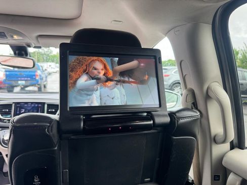 Used 2018 Chrysler Pacifica Limited FWD image 19
