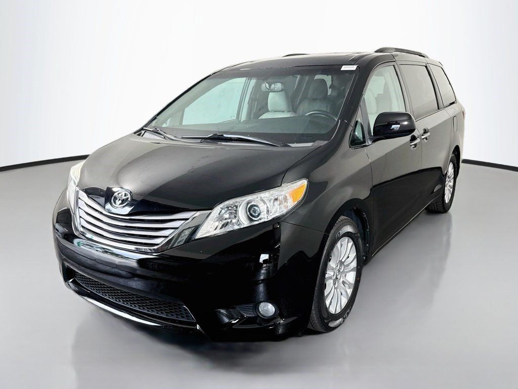 Used 2017 Toyota Sienna XLE w/ XLE Navigation Package FWD image 4