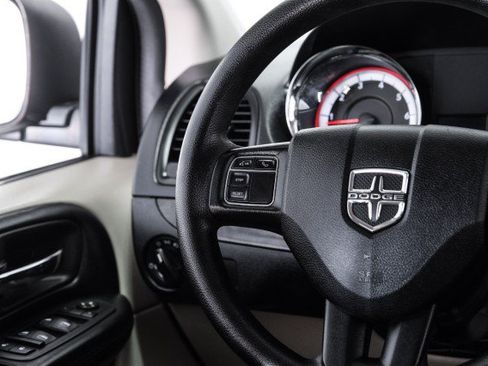 Used 2018 Dodge Grand Caravan SE w/ UConnect Hands-Free Group FWD image 15