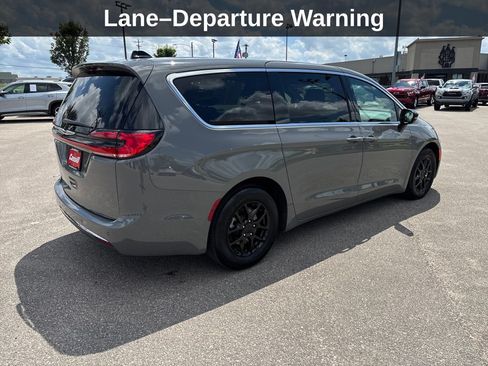 Used 2025 Chrysler Pacifica Select FWD image 6