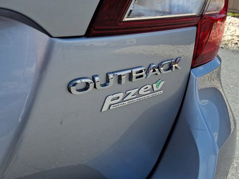 Used 2017 Subaru Outback 2.5i Limited AWD/4WD image 32