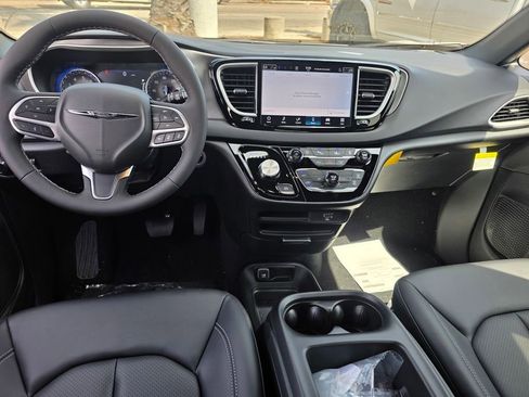 New 2026 Chrysler Voyager LX image 10