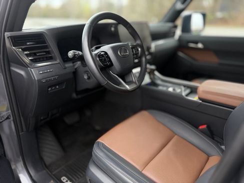 Used 2024 Lexus GX 550 w/ Accessory Package (Z1) AWD/4WD image 14