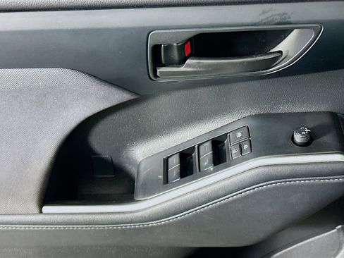 Used 2024 Toyota Highlander LE image 15