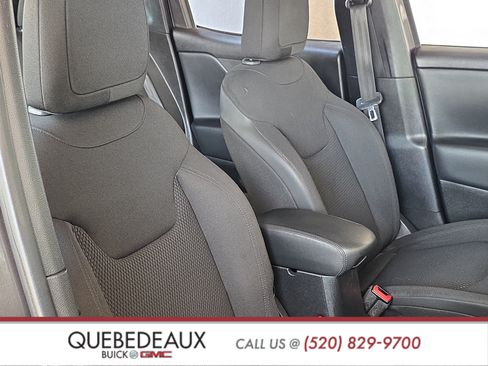 Used 2018 Jeep Renegade Altitude w/ Advanced Technology Group FWD image 23