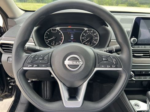 Used 2023 Nissan Altima 2.5 SV AWD/4WD image 7