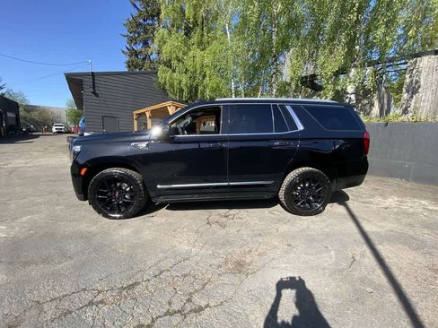 Used 2023 GMC Yukon SLT w/ SLT Premium Package AWD/4WD image 3