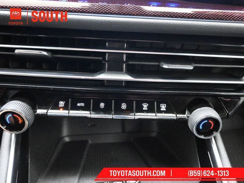 Used 2024 Chevrolet Traverse RS image 16