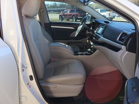 Used 2019 Toyota Highlander LE image 13