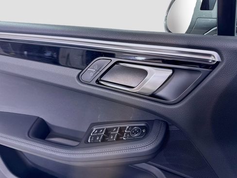 Certified 2023 Porsche Macan AWD/4WD image 19