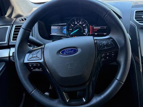 Used 2017 Ford Explorer XLT w/ Equipment Group 202A FWD image 13