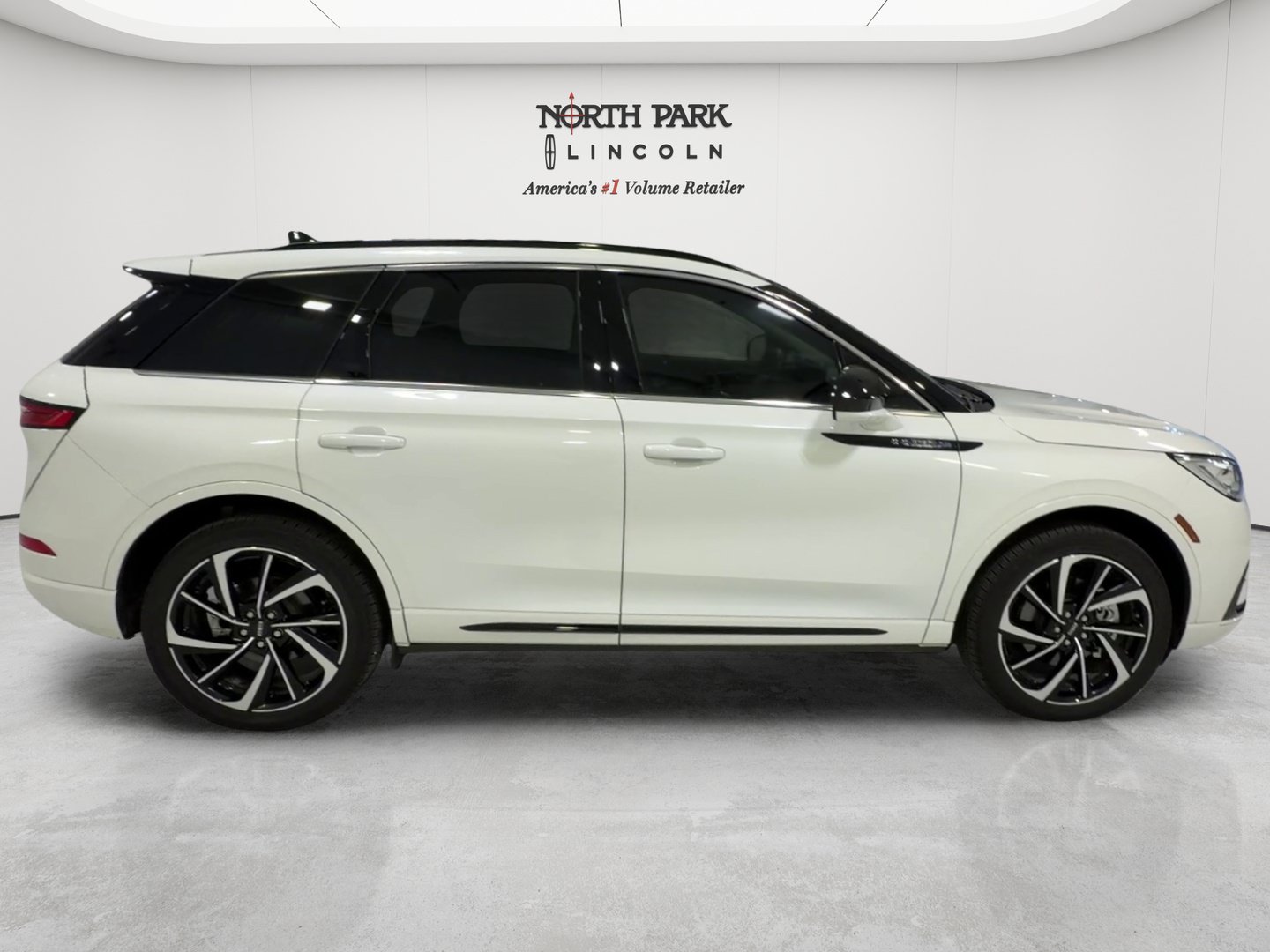 Used 2025 Lincoln Corsair Grand Touring AWD/4WD image 6