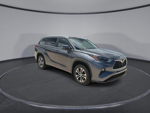 Used 2023 Toyota Highlander XLE FWD image 2