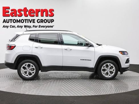 Used 2024 Jeep Compass Latitude AWD/4WD image 4