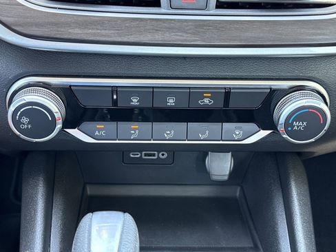 Used 2025 Nissan Altima 2.5 SV FWD image 24