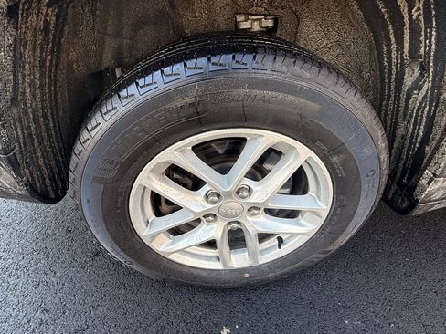 Used 2023 Jeep Grand Cherokee L Laredo image 8