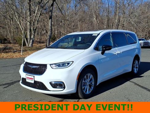 New 2026 Chrysler Pacifica Select image 3