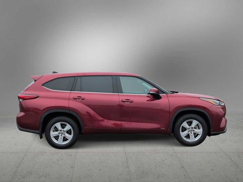 Used 2022 Toyota Highlander LE AWD/4WD image 9