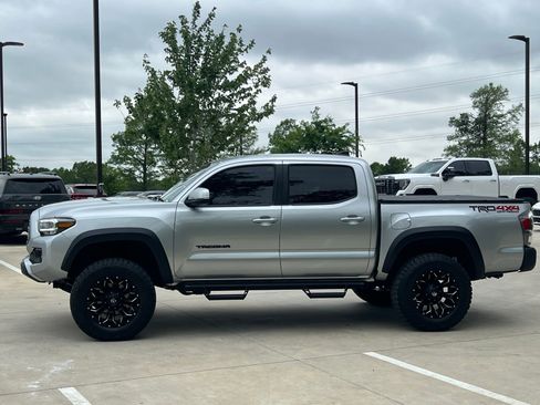 Used 2022 Toyota Tacoma TRD Off-Road image 6