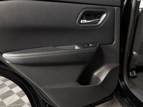 Used 2025 Nissan Rogue SV image 25