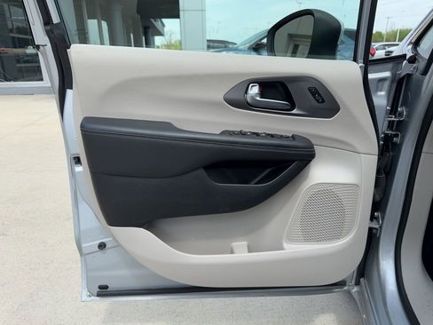 Used 2023 Chrysler Pacifica Touring-L FWD image 18