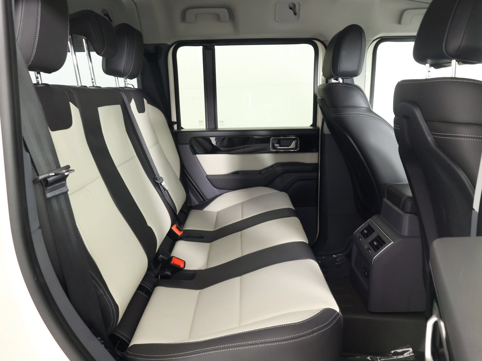 Used 2025 INEOS Grenadier Station Wagon AWD/4WD image 32