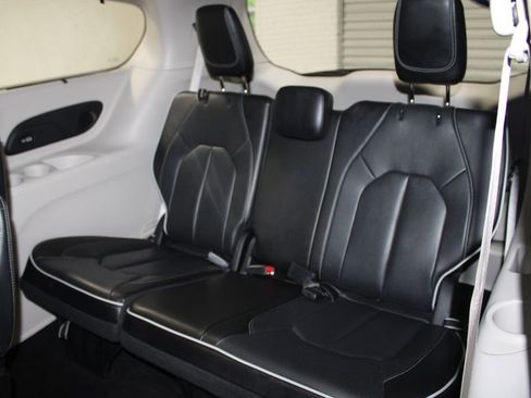 Used 2023 Chrysler Pacifica Limited FWD image 26