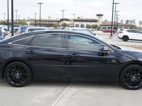 Used 2019 Toyota Avalon XSE image 3