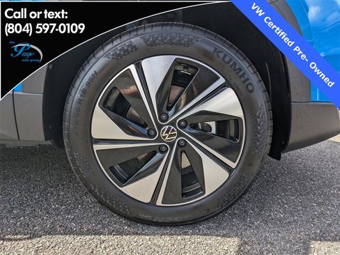 Certified 2025 Volkswagen Taos SE image 11