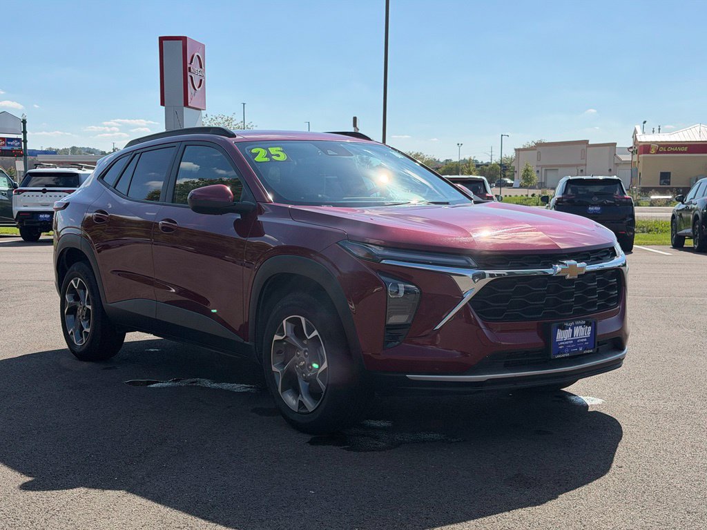 Used 2025 Chevrolet Trax LT FWD image 1