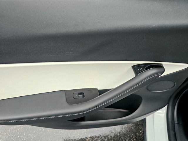 Used 2021 Tesla Model Y Long Range AWD/4WD image 29