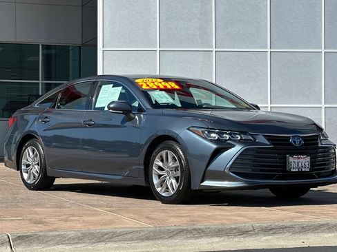 Certified 2022 Toyota Avalon XLE FWD image 2