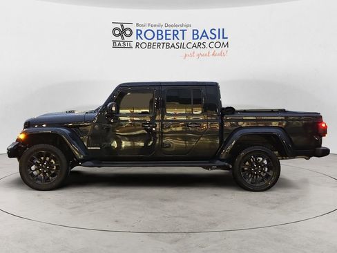 Used 2022 Jeep Gladiator Overland image 2