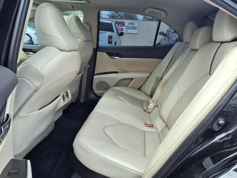 Used 2021 Toyota Camry XLE w/ Navigation Upgrade Package image 15
