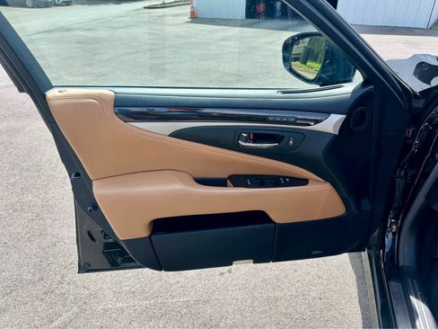 Used 2016 Lexus LS 460 AWD w/ Ultra Luxury Package image 9