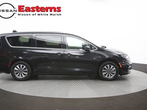 Used 2023 Chrysler Pacifica Touring-L FWD image 47