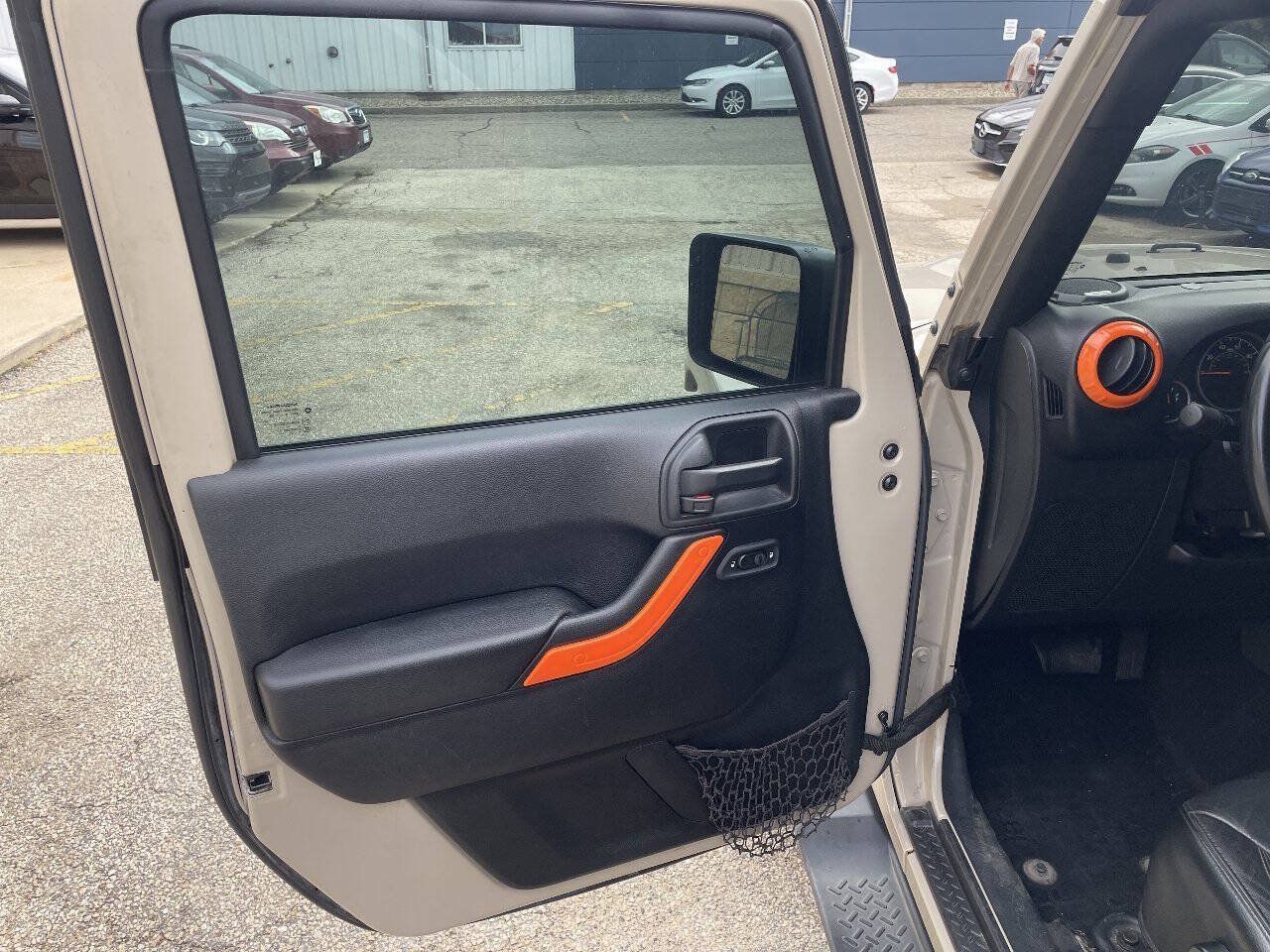 Used 2016 Jeep Wrangler Unlimited Sahara AWD/4WD image 15