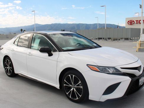 Certified 2020 Toyota Camry SE w/ Convenience Package image 2