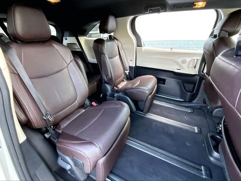 Used 2022 Toyota Sienna Platinum image 21